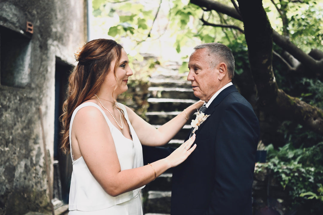 Le Moment Inoubliable : Quand le Papa Découvre sa Fille en Robe de Mariée