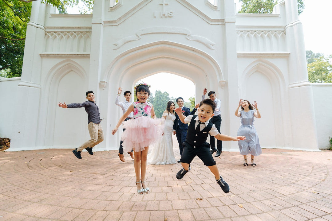 Enfants qui jouent pendant un mariage