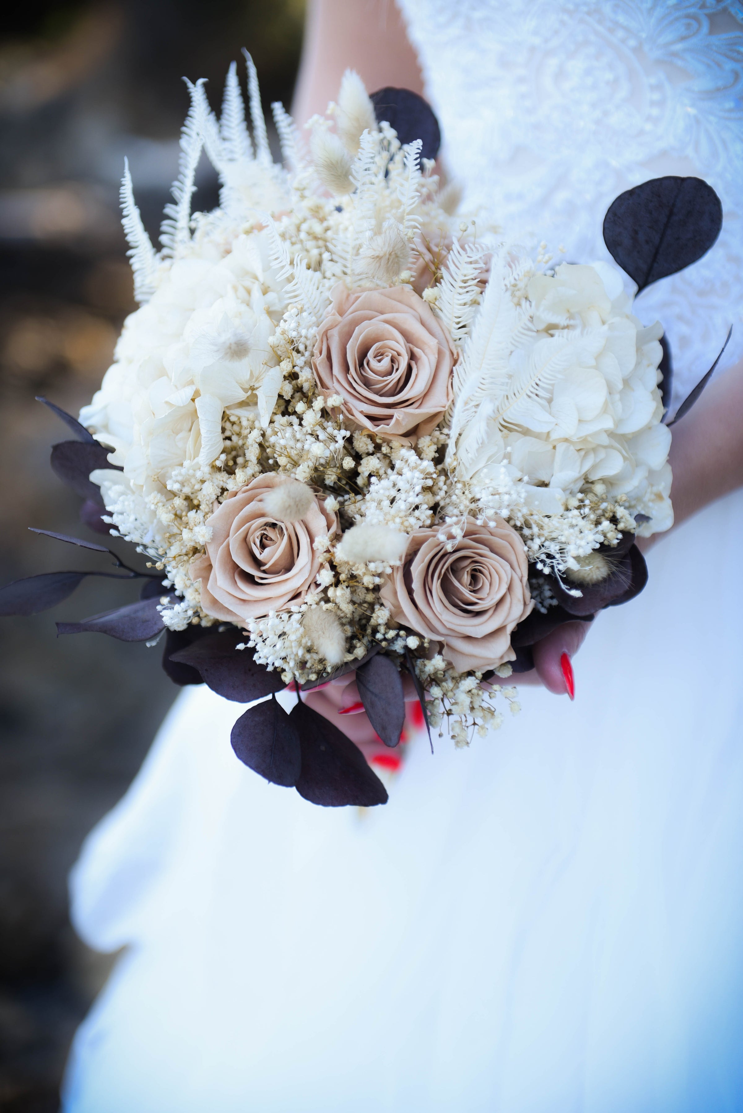 Romane : Élégance Terracotta avec des Roses Éternelles Nude, Parfait pour un Mariage au Thème Bohème