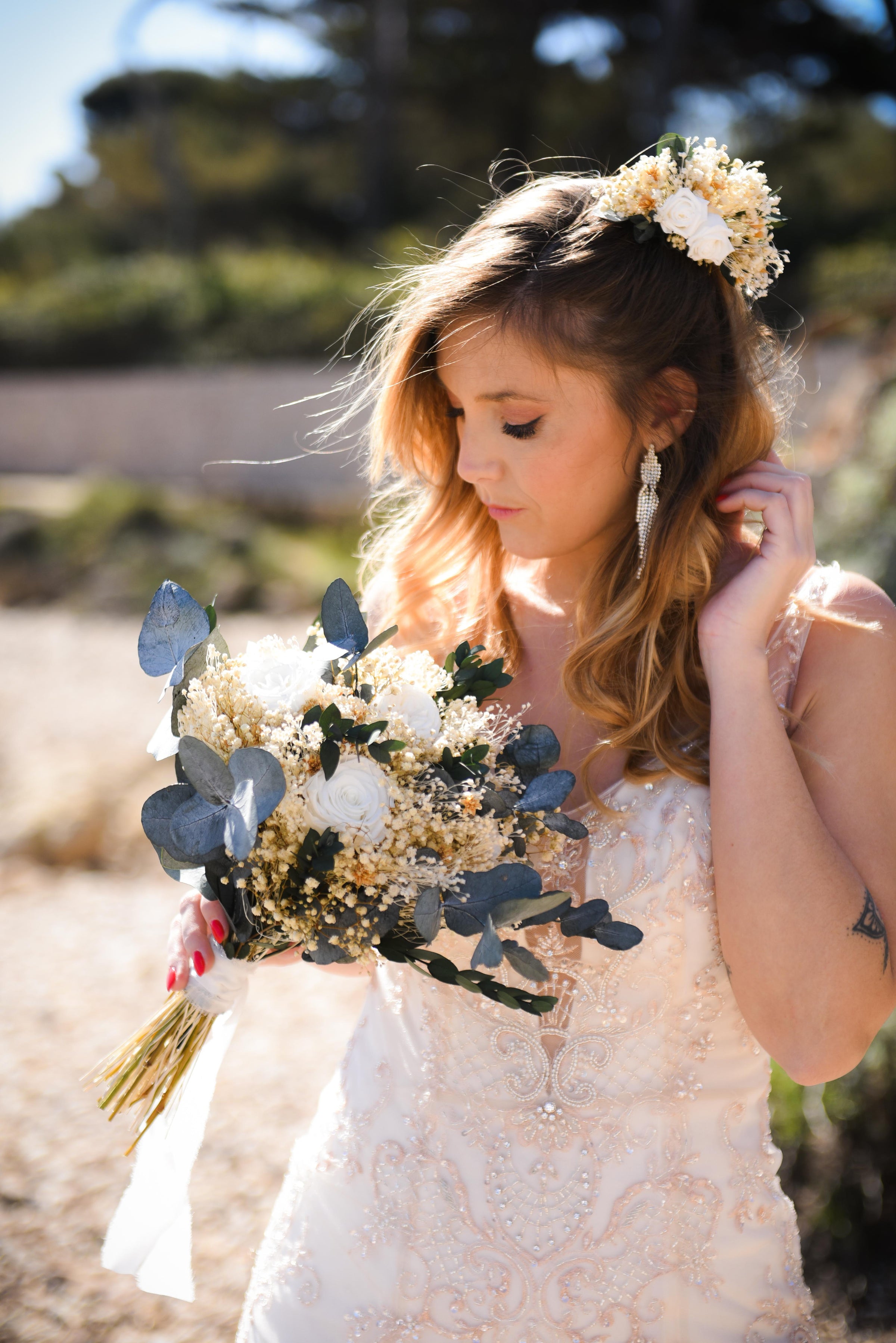 Roxane : Élégance Romantique et Bohème avec des Roses Éternelles Blanches, de l'Eucalyptus et du Gypsophile