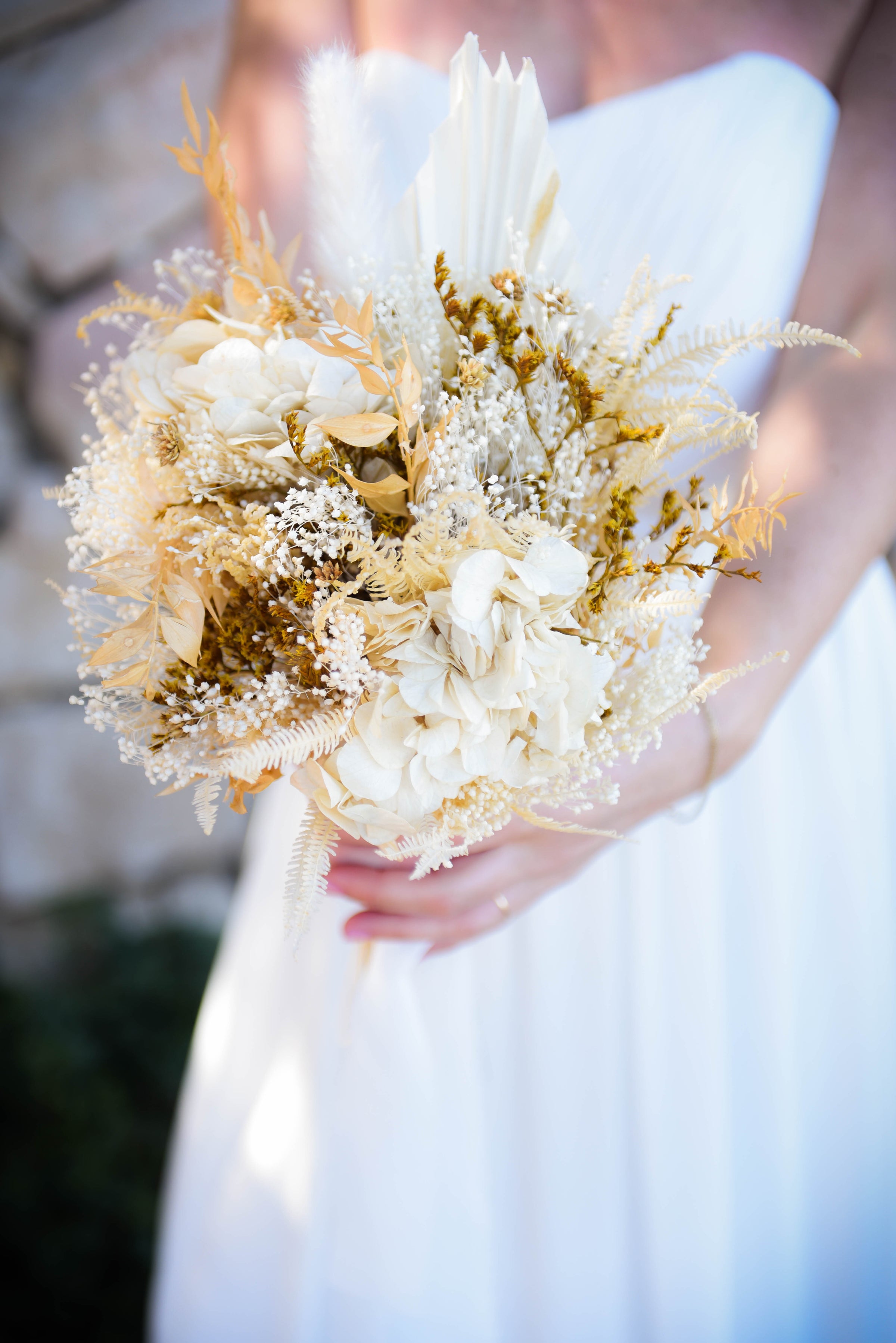 Gaïa - Bohème : Bouquet de Mariée et Accessoires, l'Élégance Crème et Dorée