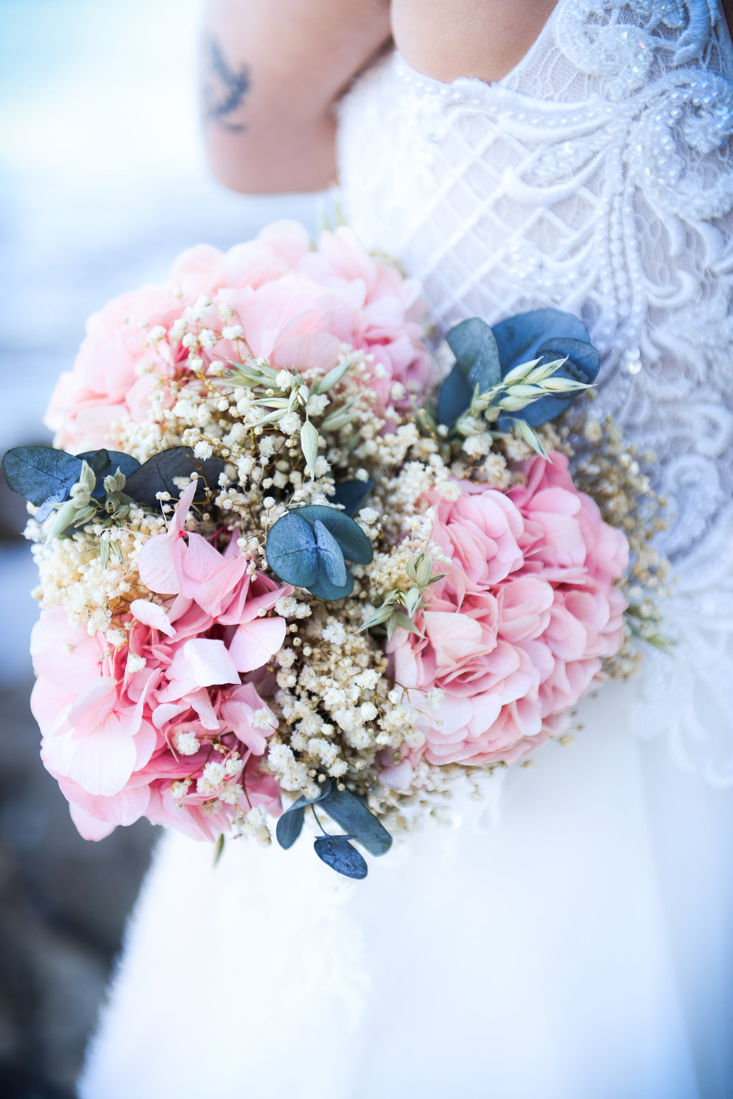 Joy - Romantique et chic avec son hortensia rose ainsi que l’eucalyptus