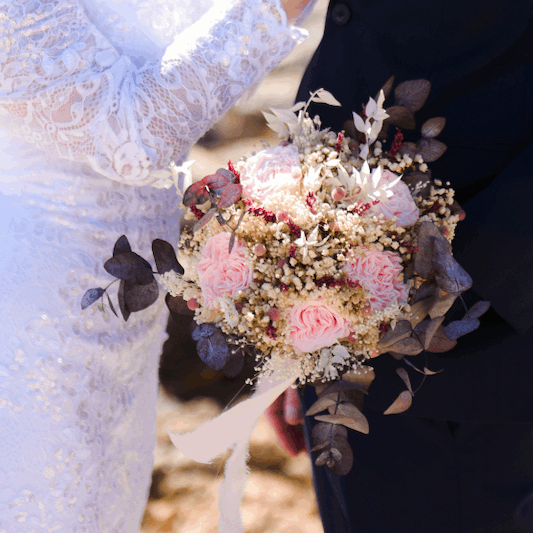 Bouquet de mariée Naomie avec roses éternelles roses, gypsophile, lavande et eucalyptus.