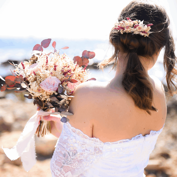 Bouquet et accessoire pour coiffure de mariée Naomie avec roses éternelles roses, gypsophile, lavande et eucalyptus.