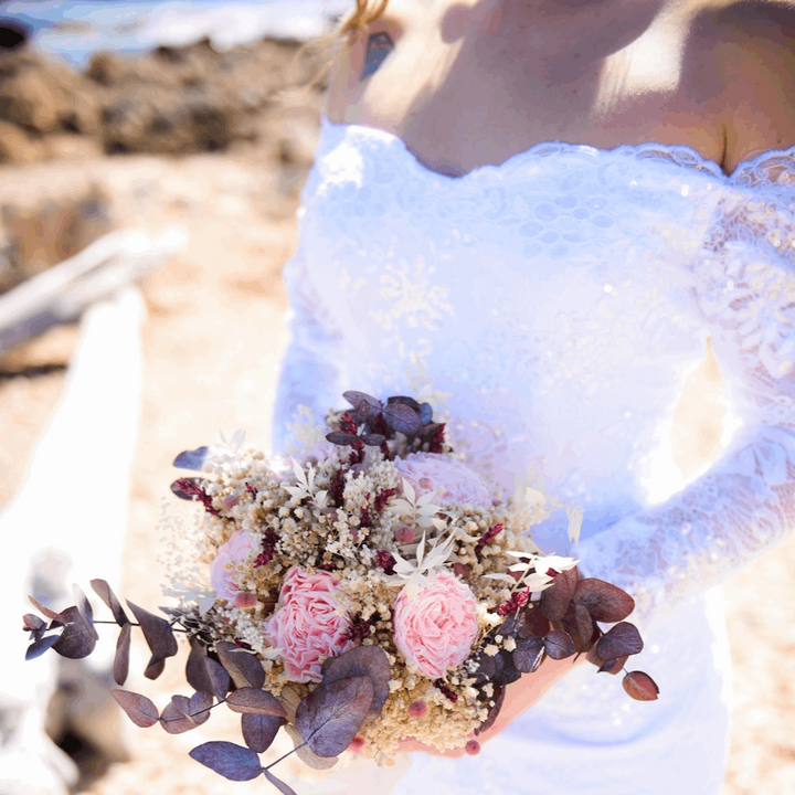 Bouquet de mariée Naomie avec roses éternelles roses, gypsophile, lavande et eucalyptus.